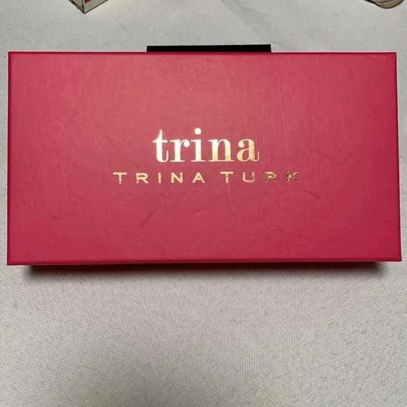 TRINA TURK Wallet, NWT. In original gift box. - Picture 4 of 4